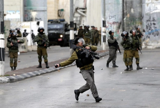 مستوطنون وجنود الإحتلال يعتدون على منازل المواطنين في الخليل